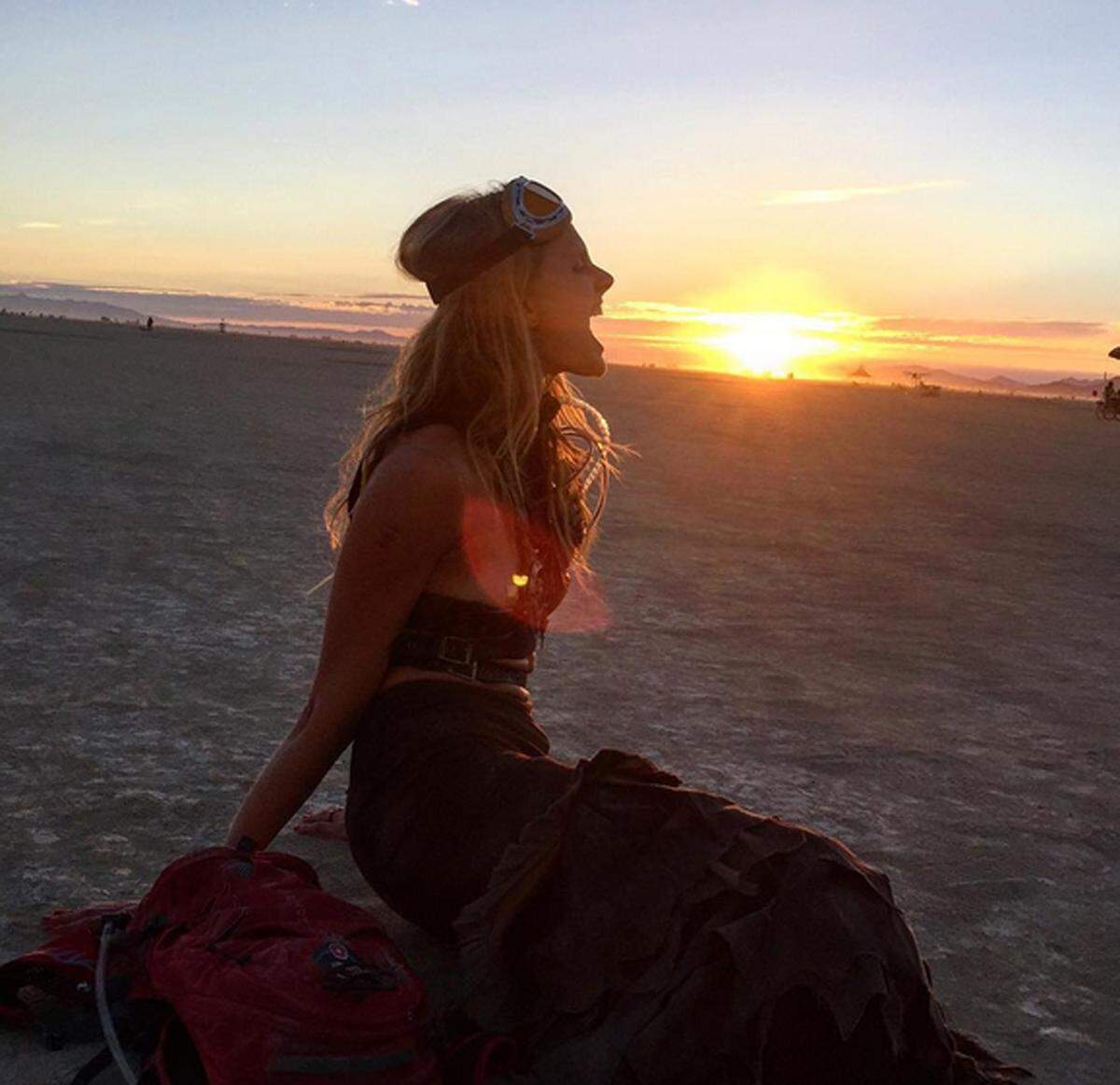 Victoria's Secret Model Constance Jablonski posierte vor dem roten Sonnenuntergang.