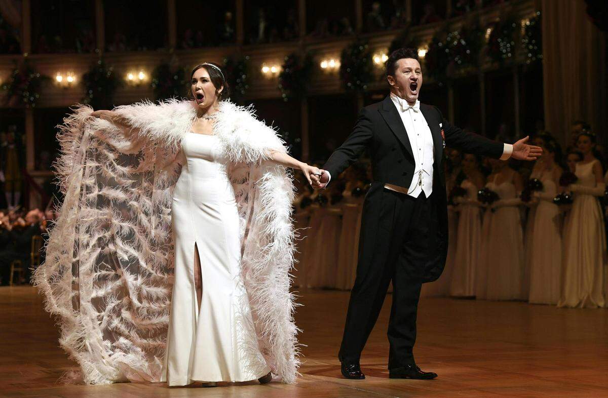 Die Sopranistin Aida Garifullina und der Startenor Piotr Beczala sangen „Sempre libera“ aus „La traviata“ von Giuseppe Verdi, „E lucevan le stelle“ aus „Tosca“ von Giacomo Puccini und „Tanzen möcht’ ich“ aus „Die Csardasfürstin“ von Emmerich Kalman.