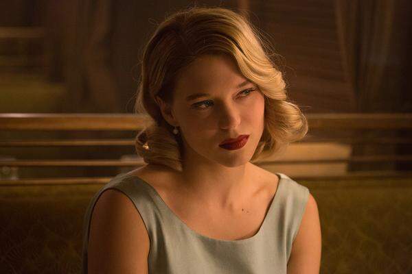 Bonds zweite Bekanntschaft in "Spectre" ist deutlich jünger: Die 30-jährige Lea Seydoux spielt eine Psychologin, die mit dem Agenten unter anderem zu Abend isst.   Weiter: Die besten Bond-Girls