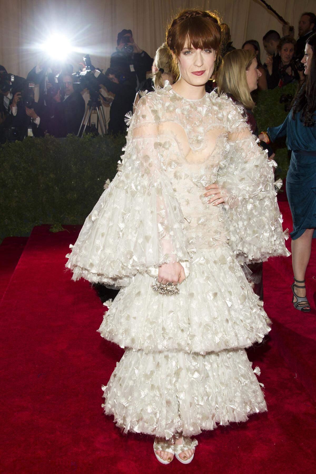 Sängerin Florence Welch kam in einem rüschigen Blümchenkleid von Alexander McQueen. Wohl ein bisschen zu viel des Guten.