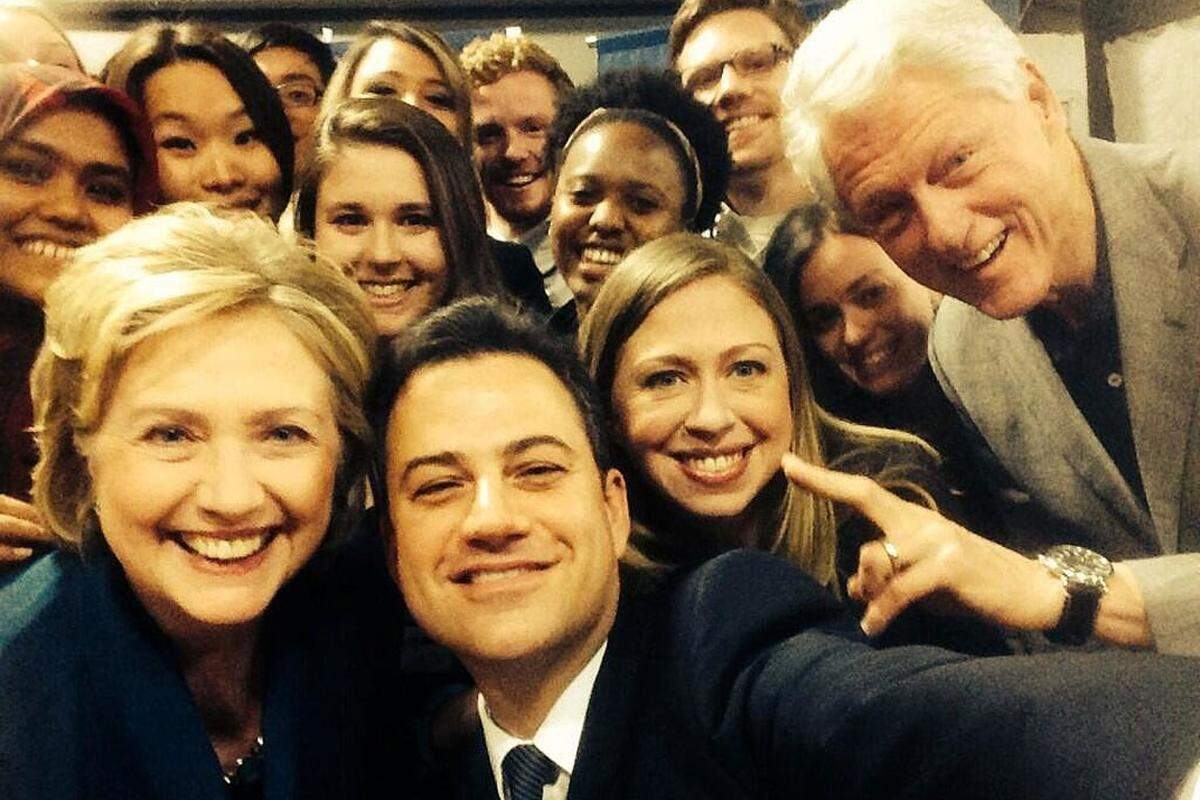 "No Brad Cooper but 3 Clintons &amp; a Kimmel", Moderator Jimmy Kimmel antwortete mit einem dichten Clinton-Familienporträt. 