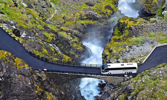 Ein Bus überquert die Trollstigen Passstraße