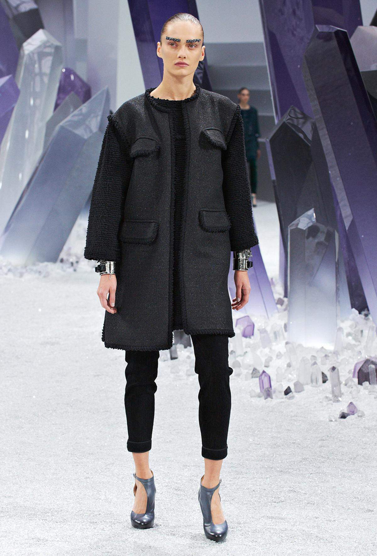 Ähnlich geschnitten, aber mit Taschen und Tweed-Details, lief dieses Model über den Chanel-Catwalk.