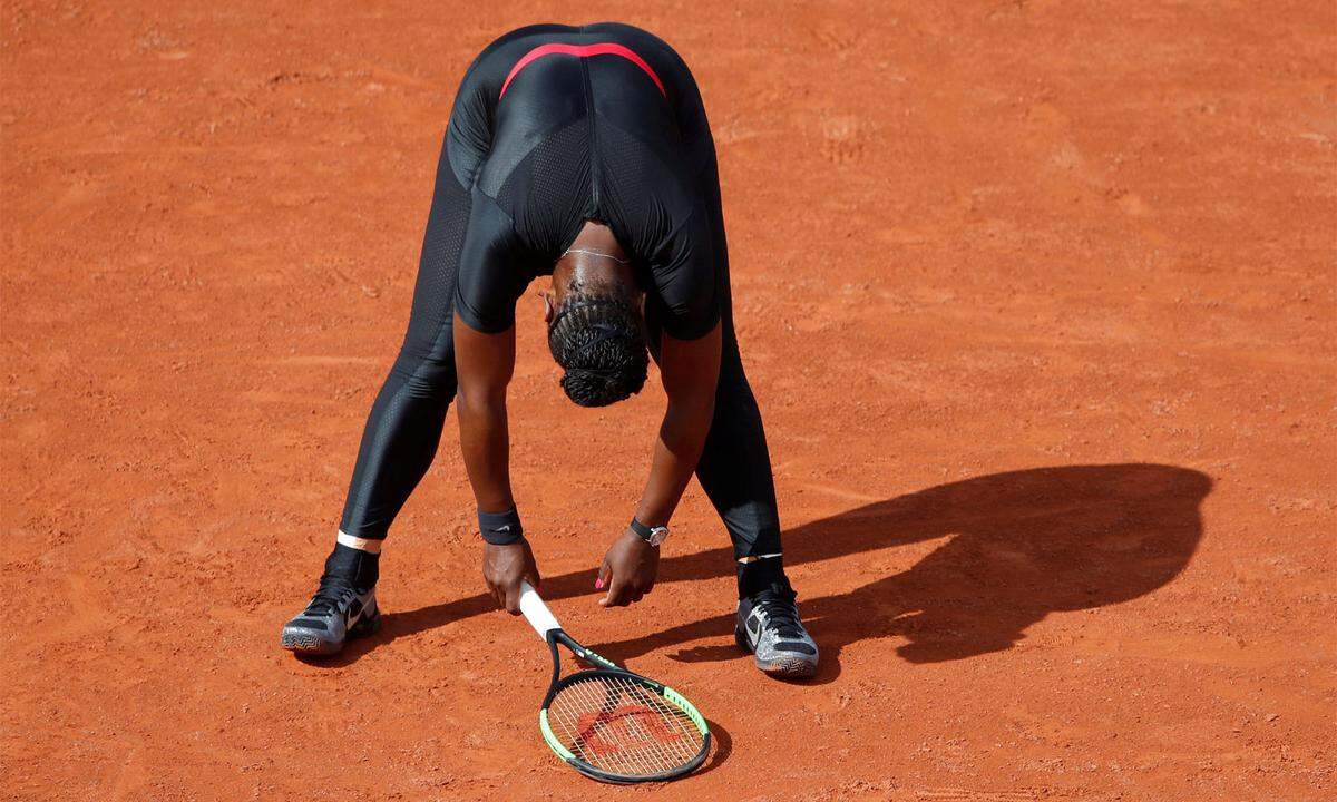 Williams verwandelt den Tennisplatz in einen Laufsteg. Das Outfit erinnert an jenes von Superhelding Catwoman - kein Zufall. "Ich wollte immer eine Superheldin sein, in diesem Catsuit fühle ich mich so. Ich fühle mich wie eine Kriegerin."