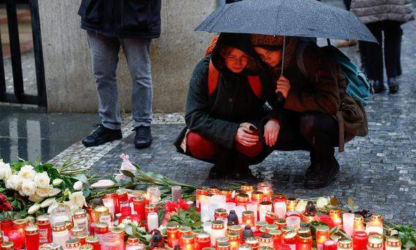 Ein Land im Schock: Vor der Karls-Universität wurde am Freitag um die Toten getrauert.