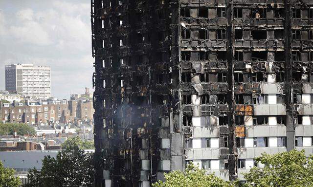 Hohe Opferzahl befürchtet: Das ausgebrannte Wohnhaus im Nordwesten Londons.