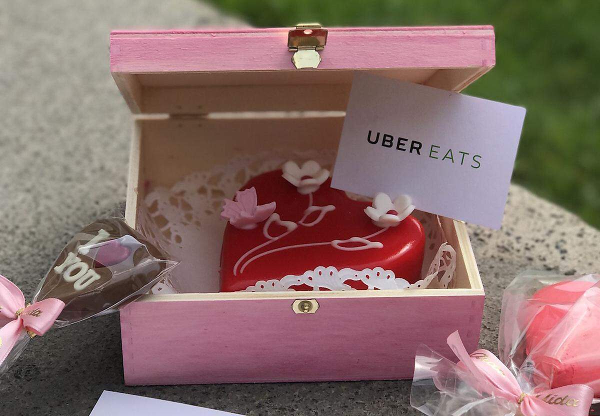 Die punschkrapferlfarbene Traditionskonditorei Aida tut sich für den Muttertag mit dem neuen Uber-Lieferservice Uber Eats zusammen: Am Muttertag können von 9 bis 13 Uhr kleine Muttertagsküchlein per Uber-Eats-App geordert werden, der Lieferservice bringt die Süßigkeit dann an die Frau Mama - samt handgeschriebener, personalisierter Grußkarte vom Uber-Eats-Team. Uber Eats, www.ubereats.com