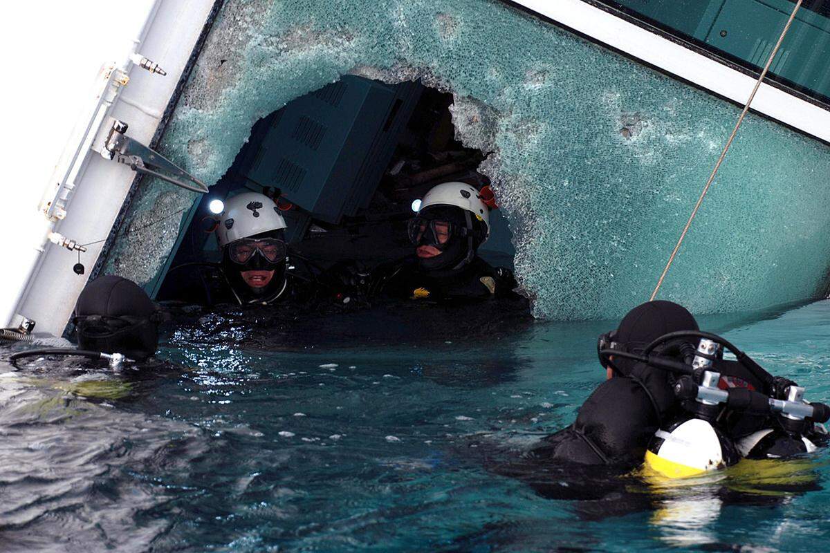 Der US-Eigner der "Costa Concordia", Carnival, nimmt nun die Sicherheitsvorkehrungen auf allen seinen Kreuzfahrtschiffen unter die Lupe. "Diese Tragödie stellt die Sicherheits- und Notfall-Prozeduren unserer Firma in Frage", sagte Firmenchef Micky Arison.