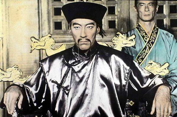 Zwischen 1965 und 1969 spielte Lee den gruseligen, titelgebenden Bösewicht in der Dr.-Fu-Man-Chu-Filmreihe.