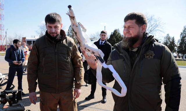Tschetscheniens Anführer Ramsan Kadyrow (r., mit Sicherheitsberater Daniil Martinow) nennt Folter-Vorwürfe eine Lüge.