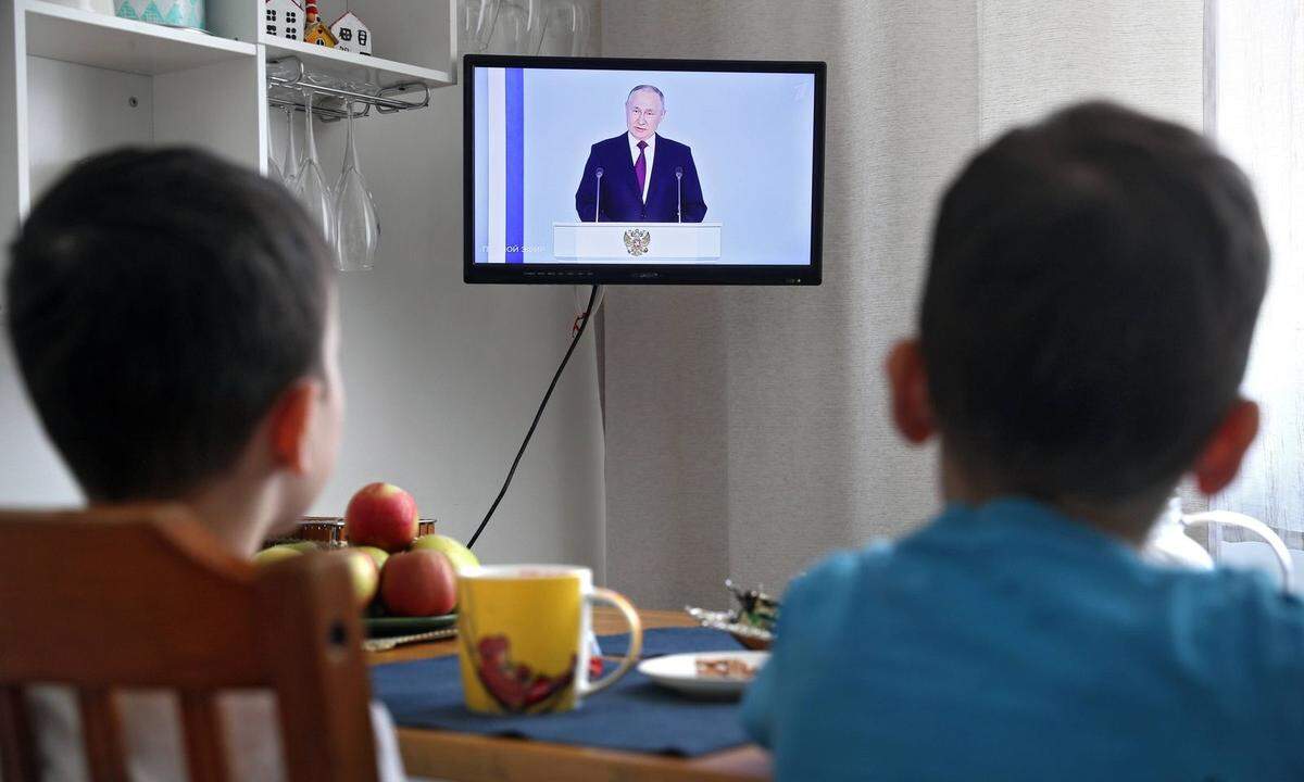Russia Putin Federal Assembly Address Broadcast 8374746 21.02.2023 Children watch a television broadcast of Russian Pres