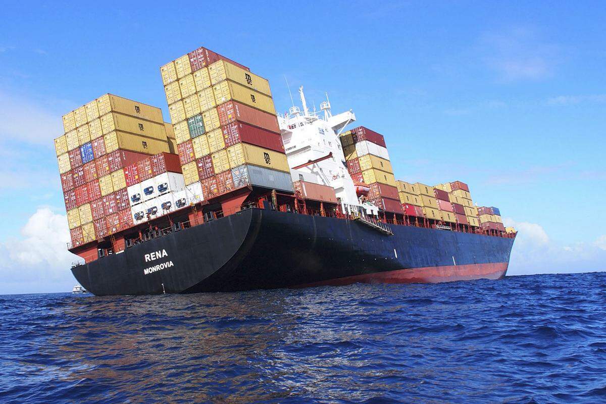 Die in Liberia registrierte "Rena" war im Oktober 20 Kilometer vor der Küste auf ein Riff gelaufen und leckgeschlagen. Der Kapitän und sein Navigationsoffizier wurden inzwischen wegen fahrlässiger Schiffsführung angeklagt.