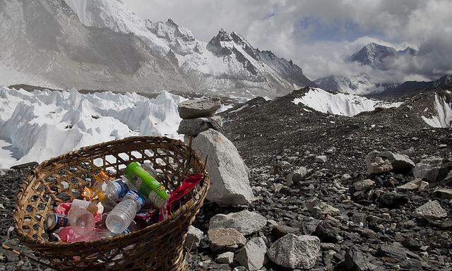 Der welthöchste Berg Everest soll vor weiterer Vermüllung geschützt werden.