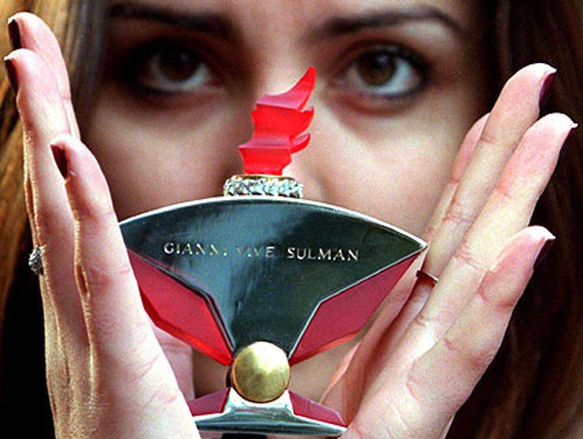 Das riecht nach Geld: Das Parfum "V1" aus dem Hause Gianni Vive Sulman ging 1998 in Monte Carlo über den Ladentisch. Gekostet hat das Duftwasser umgerechnet etwa 60.000 Euro - inklusive dem diamantbesetzten Fläschchen aus Platin, Gold und Kristall.