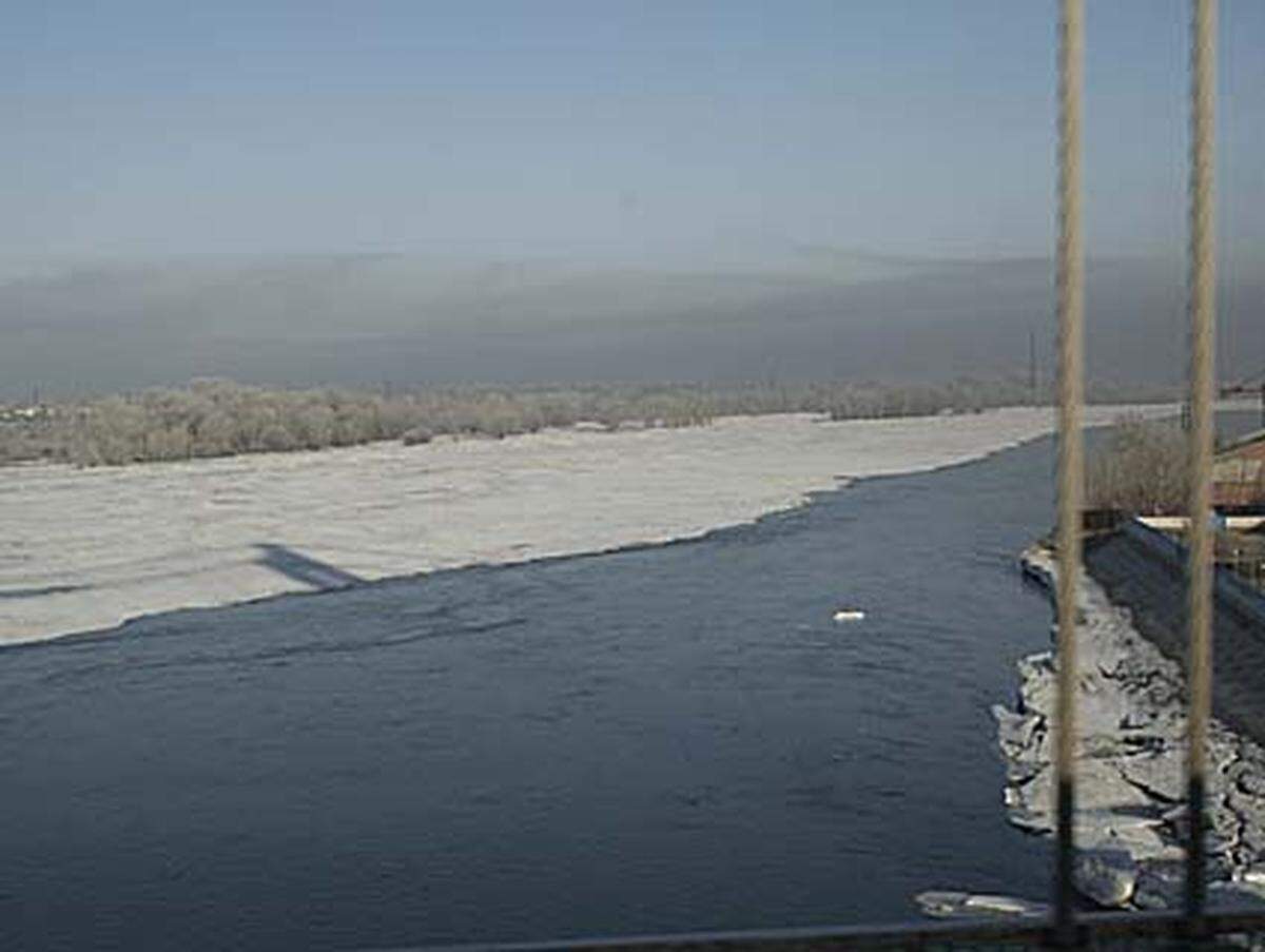 Über den auch Anfang April teilweise noch gefrorenen Fluss Irtysch geht es ins Stadtzentrum von Semipalatinsk.