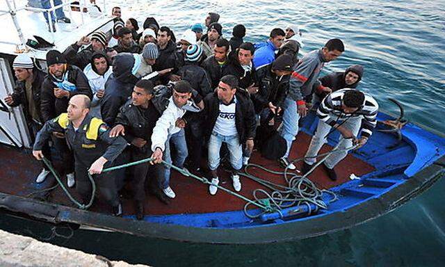 Archivbild: Migranten landen in Lampedusa