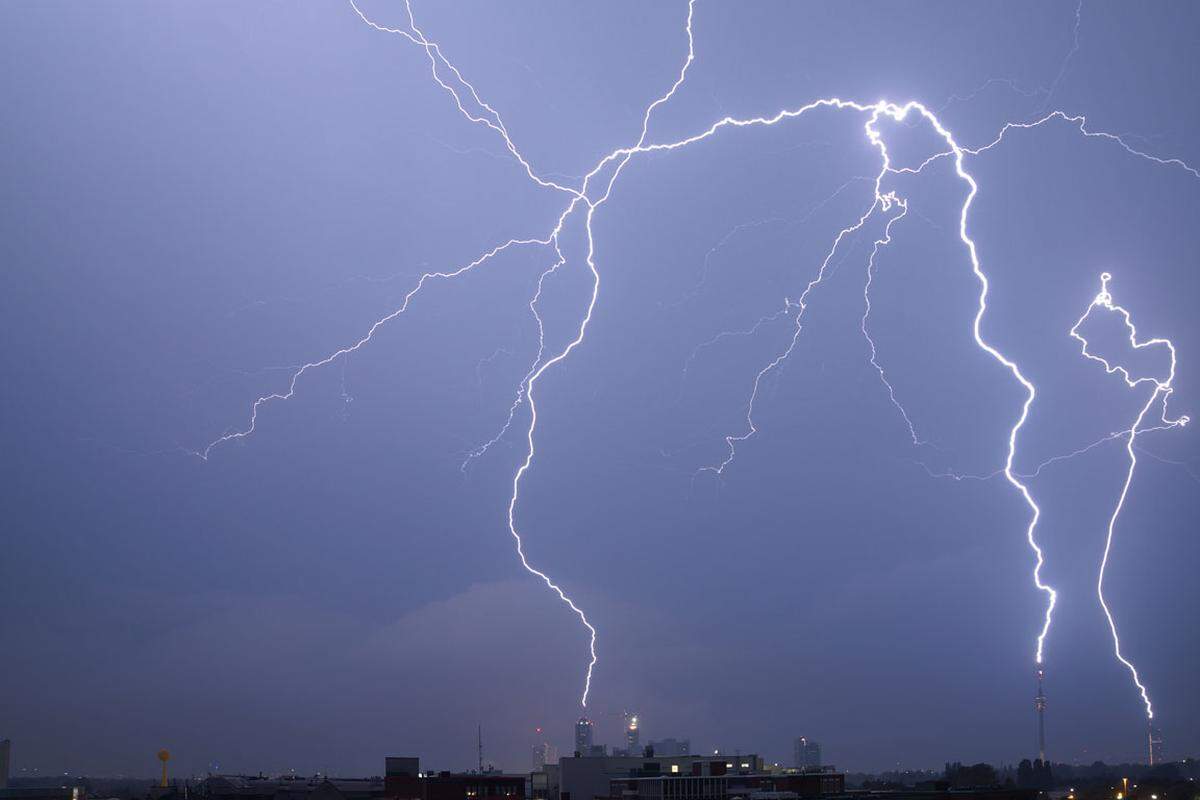 Das Blitzortungssystem ALDIS des Österreichischen Verbands für Elektrotechnik zählte Dienstag Abend und in der Nacht auf Mittwoch genau 22.109 Blitze in Österreich.