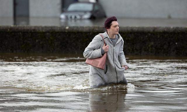 Heftige Regenfälle vor der Ankunft des Sturms „Ciarán“ sorgen für Überflutungen im Stadtzentrum von Newry, Nordirland.