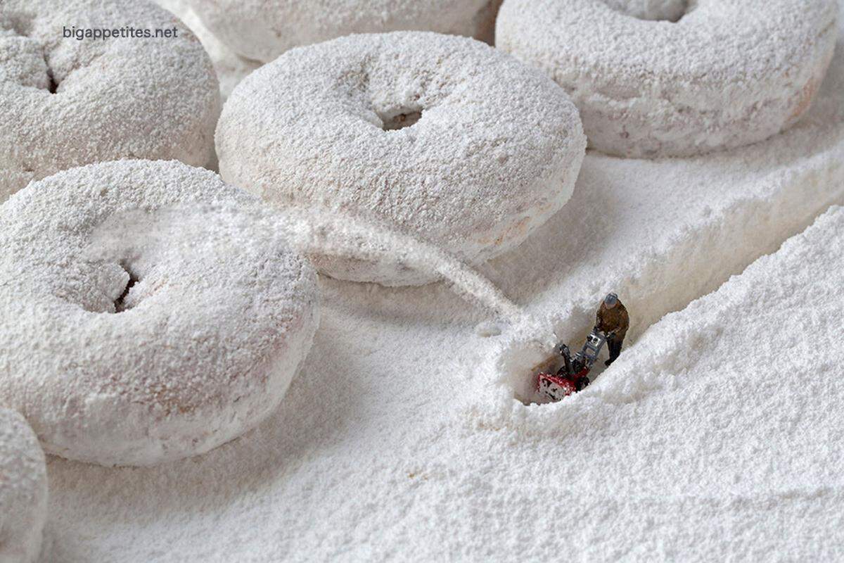 Ein surreales Schlaraffenland entsteht vor der Makro-Linse.  Im Bild: Powdered Doughnut Snowblower.