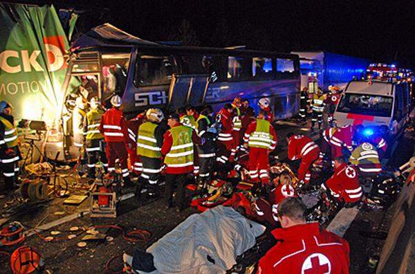 "Verletzte Personen rannten auf der Autobahn blutüberströmt umher. Andere Menschen lagen aufgrund von deren schweren Verletzungen auf der Fahrbahn", berichtete die Freiwillige Feuerwehr Mödling.