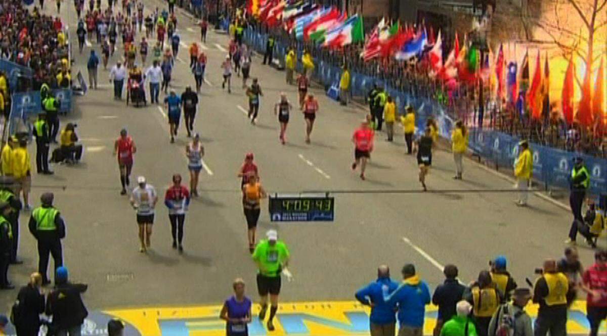 Die Bomben gingen während des Marathons um 14.45 Uhr Ortszeit (20.45 MESZ) nahe des Zielbereichs hoch. Auf der linken Seite der Strecke stiegt hinter bunten Flaggen nach einer Explosion eine dunkle Rauchsäule aufstieg.