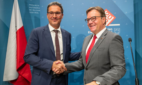 Der Tiroler Landeshauptmann Günther Platter (re.) sieht in den Verlusten mancher Parteien ein sinkendes Interesse an einem österreichischen Pass für Südtiroler.
