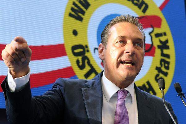 FPÖ-Chef Heinz-Christian Strache nannte die Pläne einen "schweren Anschlag auf die Sicherheit" in Österreich. Die Schließung der Inspektionen sei "ein geradezu gemeingefährliches Vorgehen von Innenministerin Mikl-Leitner", so Strache. Diese Maßnahmen seien "in Zeiten steigender Kriminalität sowie stark zunehmender Belastungen der Sicherheitswachebeamten völlig unverantwortlich". Der FPÖ-Obmann forderte eine "Aufstockung der Zahl der Exekutivbeamten".