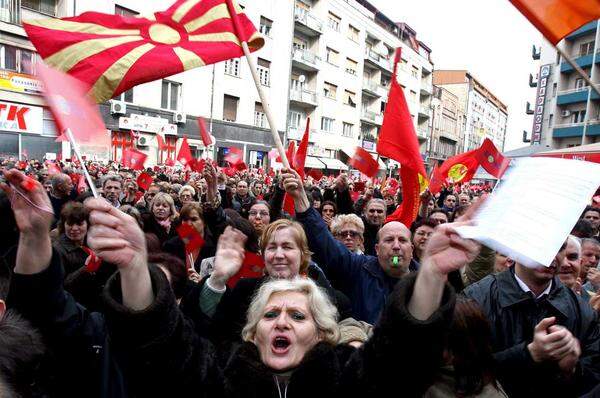 Mazedonien erklärt seine Unabhängigkeit von Jugoslawien.26. Oktober 1991: Der letzte jugoslawische Soldat verlässt Slowenien. Im folgenden Jahr erkennen die meisten europäischen Staaten Slowenien und Kroatien an.