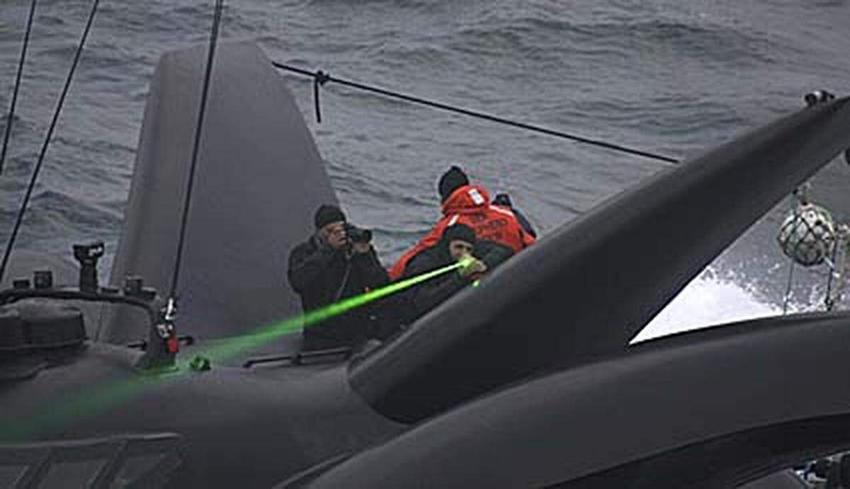 ... versuchen Aktivisten an Bord des Turbo-Trimarans "Ady Gil", mit Lasern die Walfänger an Bord des Schiffes "Shonan Maru No. 2" zu blenden.