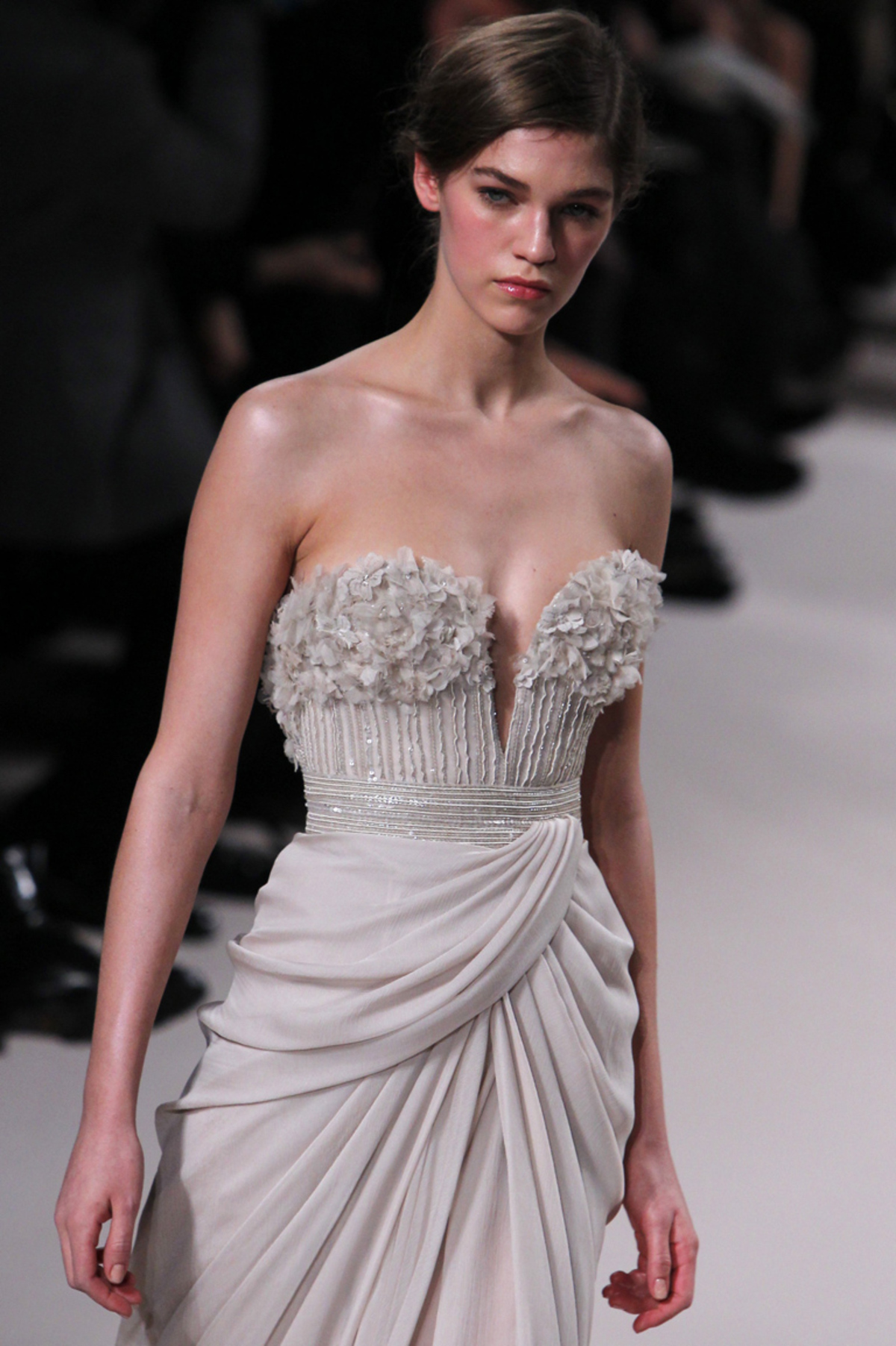 Aufwendig bestickt zeigt Eli Saab wieder makellos schöne Abendroben, die für die Ewigkeit gemacht sind.