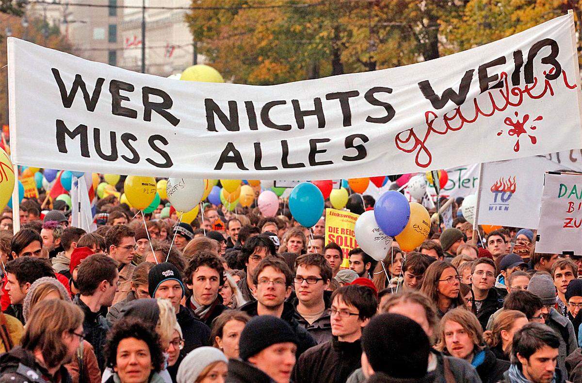 Es sind Szenen, wie sie zuletzt nur bei den Hörsaal-Besetzungen im Vorjahr zu sehen waren: Mit Transparenten, Trommeln und bekannten Parolen („Wessen Uni? Unsere Uni!“) der Audimax-Bewegung gehen in Wien mehrere tausend Studenten auf die Straße.  VON BERNADETTE BAYRHAMMER