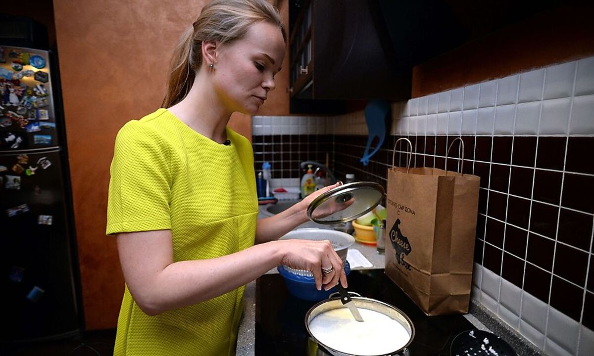 Eine Russin bereitet ihren eigenen Käse zu.