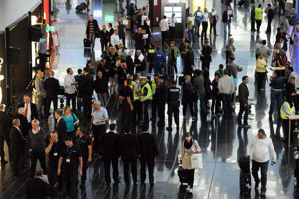 Bis 9 Uhr wurden bereits 8000 Passagiere gezählt. Der Flughafen Wien erwartete am ersten Betriebstag insgesamt 37.000 Fluggäste im "Skylink" bzw. "Check-in 3", der auch das "neue Zuhause von Austrian Airlines" ist.