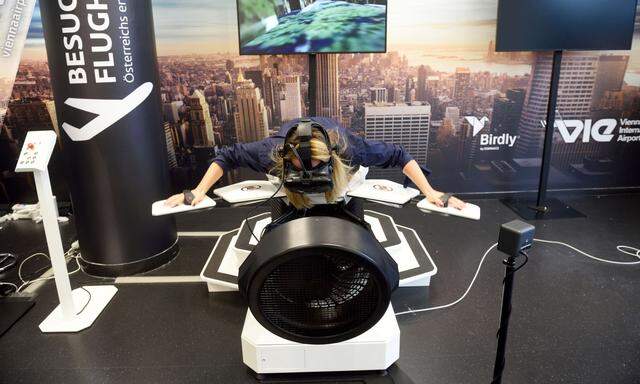 Bäuchlings und mit Roboterflügeln kann man auf dem Flughafen Wien jetzt durch virtuelle Welten fliegen.