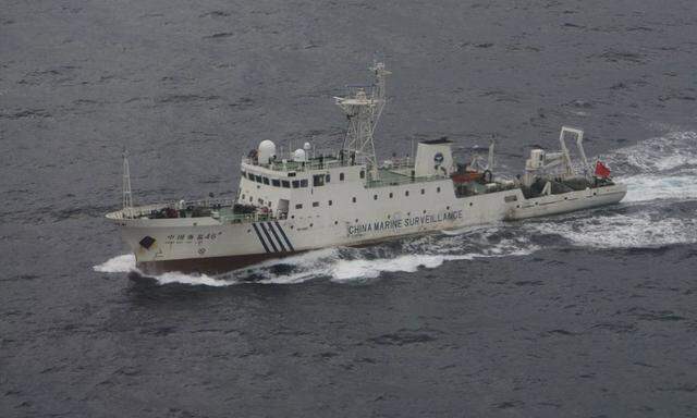 Chinas Kriegsmarine hält Manöver im Südchinesischen Meer ab. Auch mit paramilitärischen Truppen zeigt Peking Präsenz in der umkämpften Region.