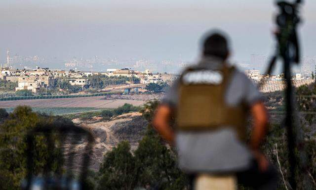 Ein Blick von Israel auf das umkämpfte Palästinensergebiet. Ein Kameramann in der südisraelischen Stadt Sderot schaut Richtung Gazastreifen.