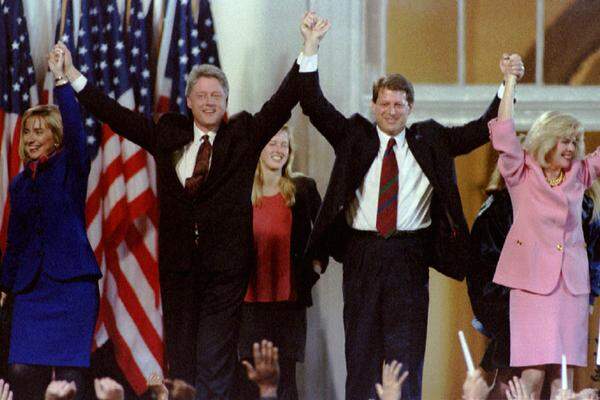 Das war vielen Amerikanern nicht geheuer. "Hillary Clinton ist eine starke, selbstbewusste Frau, die mehr tun will, als nur lächelnd neben ihrem Mann zu stehen", befand damals die New York Times.Im Bild: Bill und Hillary Clinton feiernt mit Al Gore und seiner Frau Tipper den Wahlsieg im Jahr 1992.