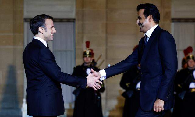 Der französische Präsident Emmanuel Macron empfängt den Emir von Katar Scheich Tamim bin Hamad Al Thani zu einem Staatsessen im Elysee-Palast am 27. Februar 2024. 