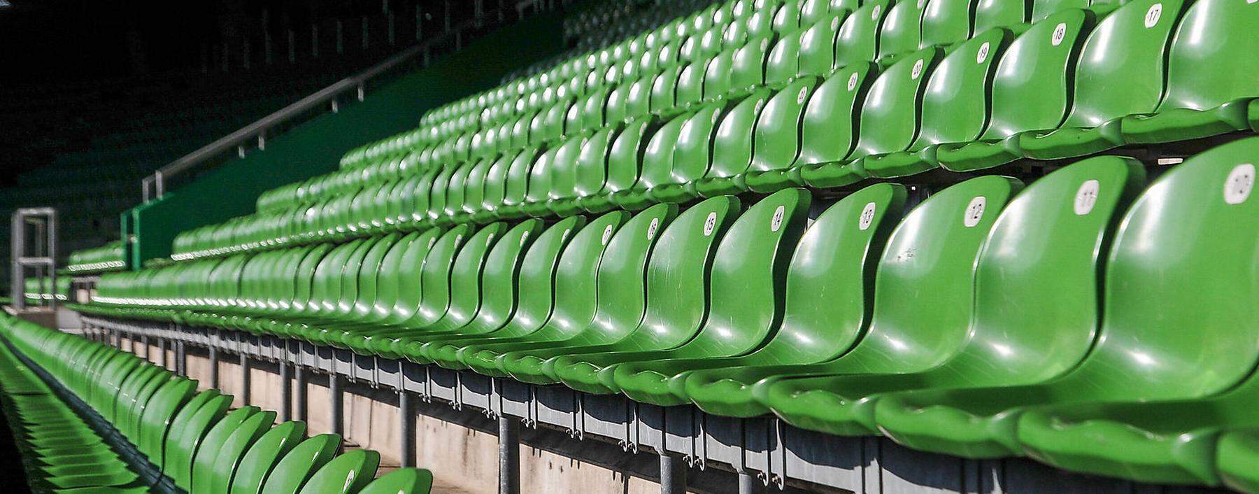 Leere Sitze im Stadion