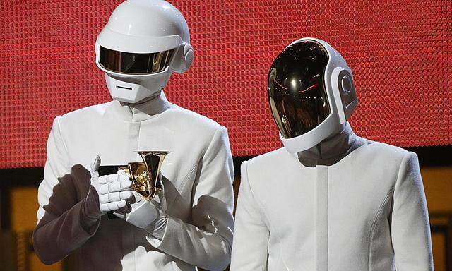Daft Punk accept the award for record of the year for ´Get Lucky´ at the 56th annual Grammy Awards in Los Angeles