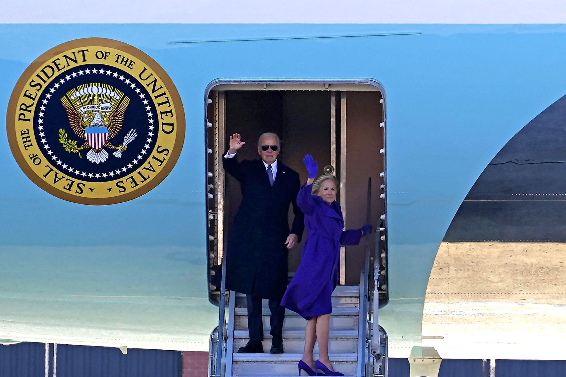 Ex-US-Präsident Joe Biden und seine Frau Jill winken zum Abschied vor ihrem Abflug in Richtung Urlaub in Kalifornien.