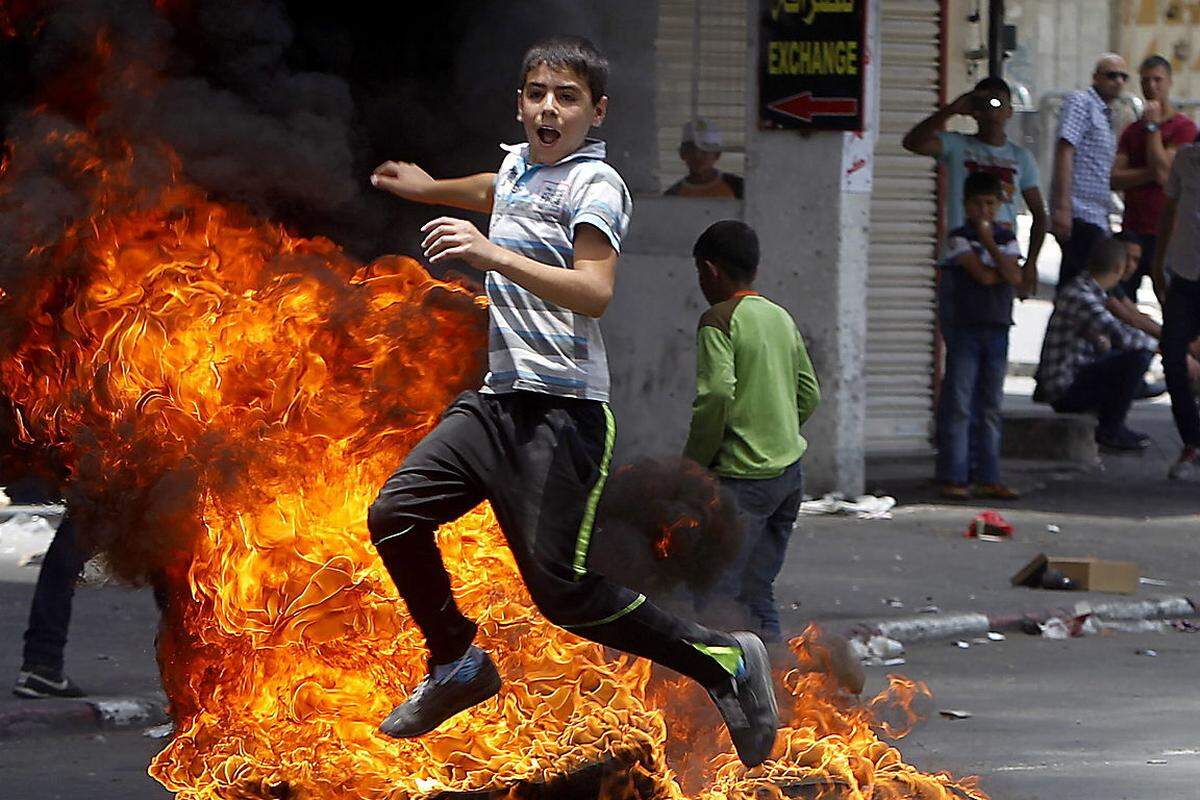 Seitens der Palästinenser kommt es immer wieder zu Protestaktionen, was wiederum zu neuerlichen Zusammenstößen mit den Sicherheitskräften führt: Hier etwa wurden - ebenfalls in der Westbank-Stadt Hebron - Autoreifen in Brand gesetzt.
