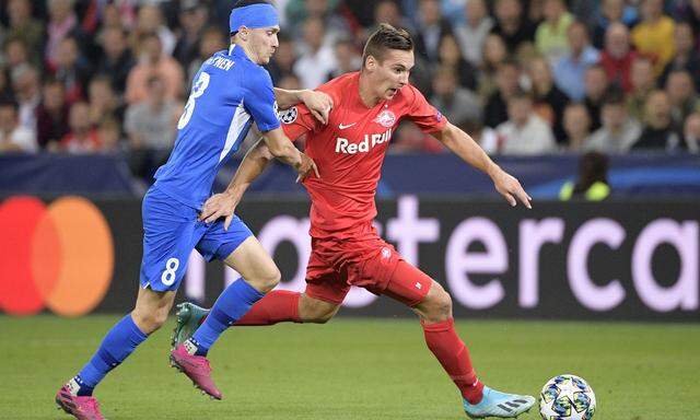 Genk s Bryan Heynen and Salzburg s Maximilian Wober fight for the ball during a game between Austri