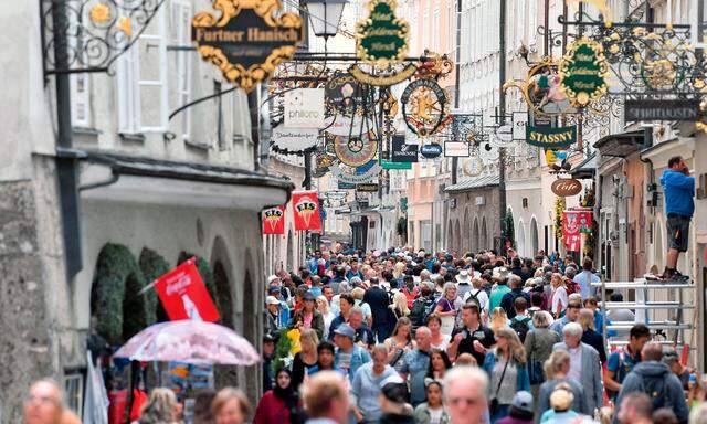 Touristen in Salzburg damals, das war ja noch harmlos. Die Gastfreundschaft in großen Metropolen gegenüber „Übertouristen“ sinkt aber deutlich.