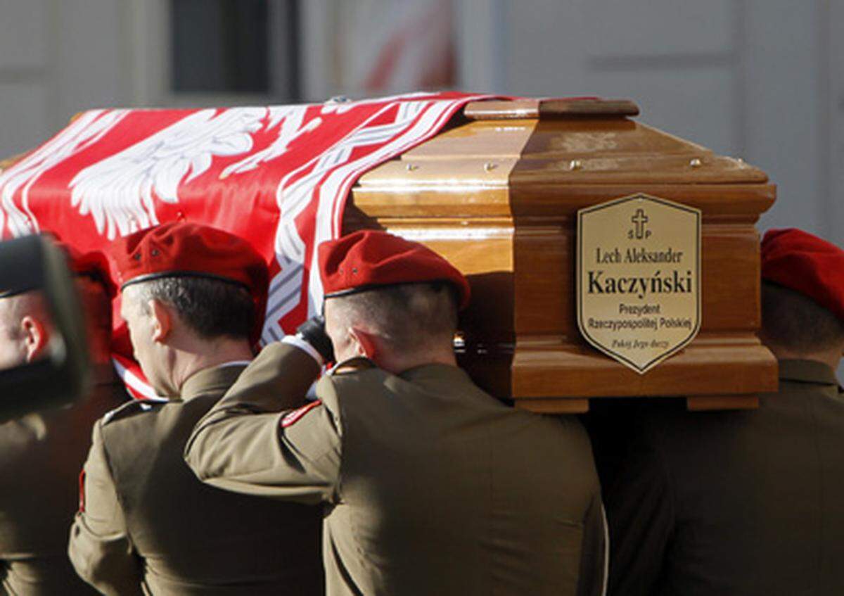 Lech Kaczynski war auf dem Weg nach Russland, um an Trauerfeiern zum Katyn-Massaker 1940 teilzunehmen - eine historische Aktion, denn zum ersten Mal hätten Polen und Russland gemeinsam offiziell der Opfer gedacht. Kurz vor Smolensk stürzte die Maschine aber ab.