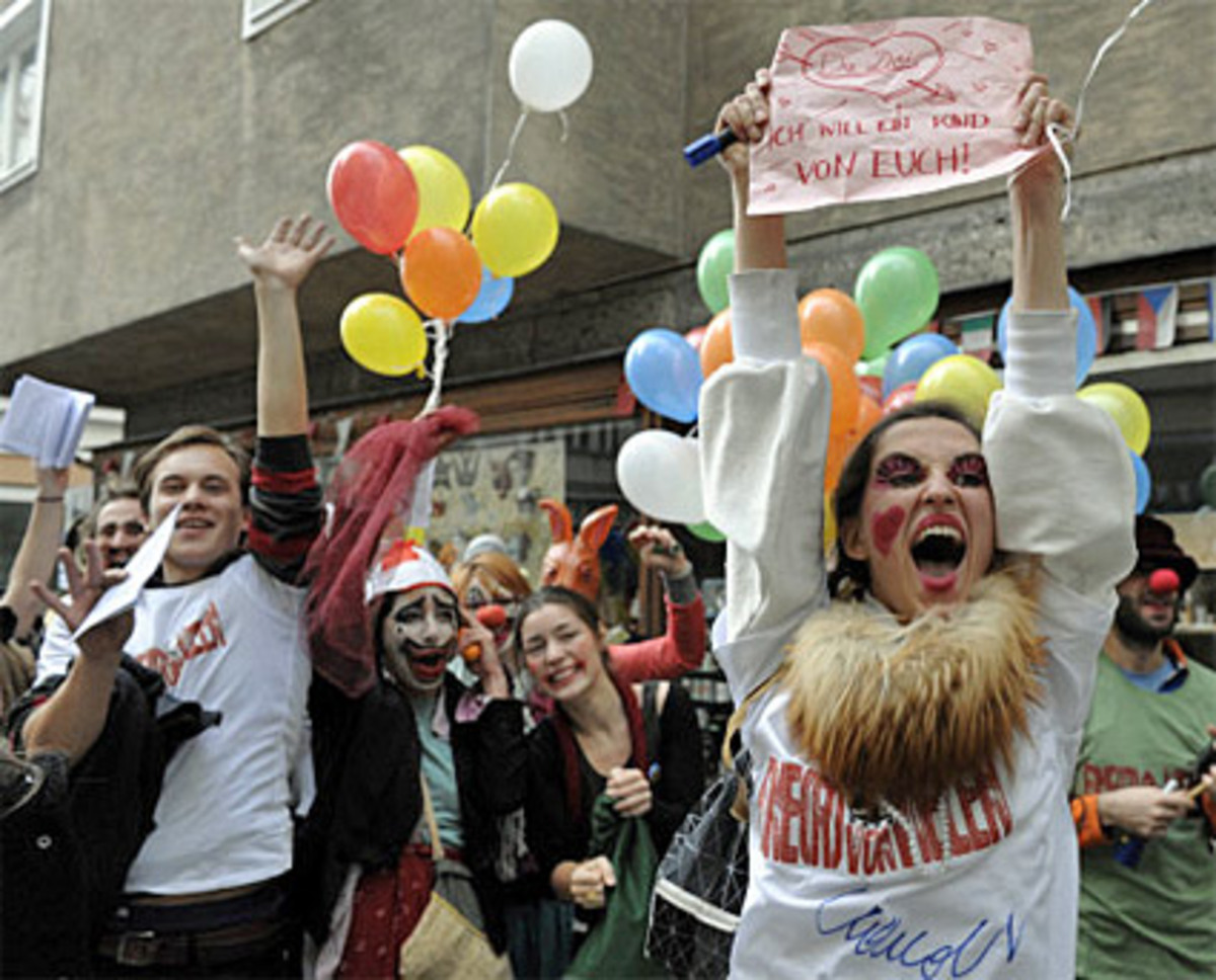 Mitgebracht hatten sie Musiker, Clowns, Luftballons und Fans. Welche der protestierenden Studenten mitdiskutieren sollten, war einen Tag zuvor entschieden worden: Die Protestbewegung der Studenten castete "die Drei" - also jene Studenten, die die Besetzer vertreten.