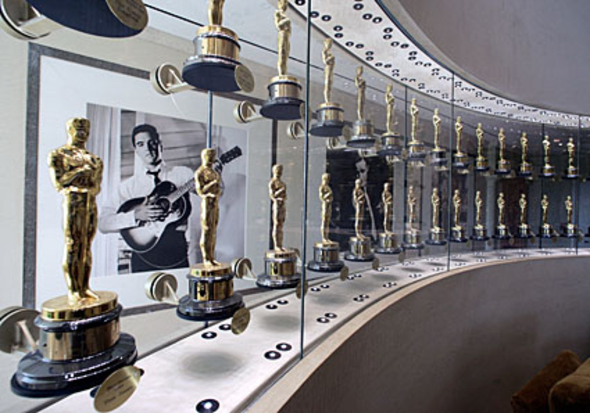 1956 kam mit "Heartbreak Hotel" der Durchbruch - nicht nur für Presley, sondern für eine neue Popkultur. Von den Beatles, Rolling Stones, U2 bis hin zum Rapper Eminem: Elvis Presley war für sie der musikalische Urknall, der alle anderen Spielarten von Rock und Pop möglich machte.