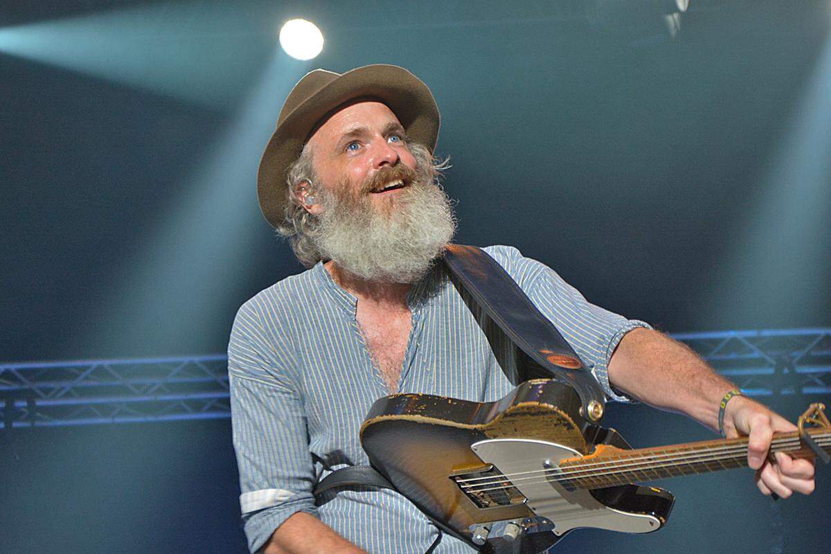 Ja richtig gesehen: Fran Healy trägt nun einen imposanten, grauen Rauschebart. Unverändert gut klingt seine Stimme. Auch Songs wie "Why Does It Always Rain on Me", "Turn" und "Sing", von der Band inbrünstig intoniert, sind gleich schön wie anno dazumal.