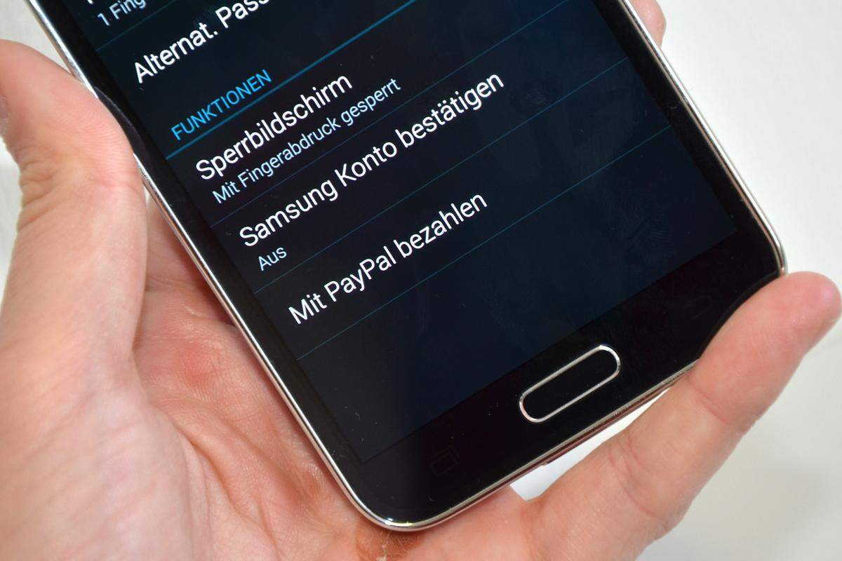 Wie Apple hat Samsung einen Fingerabdruckscanner in den Start-Button integriert. Der Finger muss dazu über den Start-Button gezogen werden. In unserem Test funktionierte das Entsperren des Geräts ohne allzuviel auf die Position des Fingers achten zu müssen. Wer will, kann seinen Fingerabdruck auch mit seinem PayPal-Konto verknüpfen und so Zahlungen in Apps und Online-Shops bestätigen.