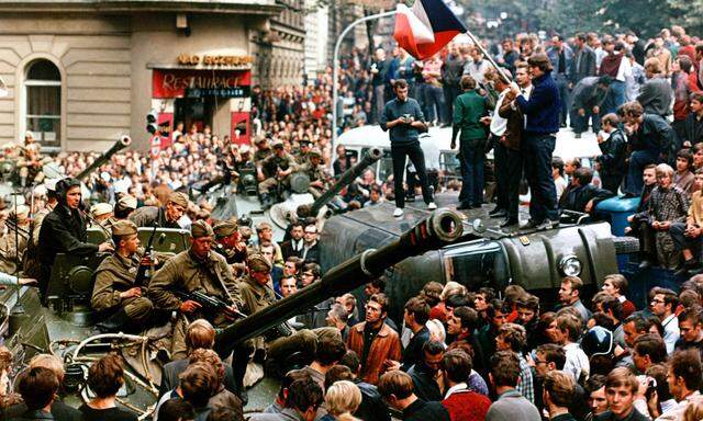 Bilder, die keinen kaltließen: Protestierende auf Sowjetpanzern.